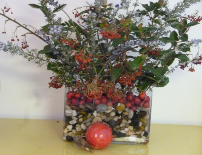 The finished arrangement with a ceramic pomegranate, which is supposed to bring good luck 